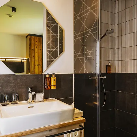 Nikolaus By Avenida Panoramic Wellness מלון דירות 4*